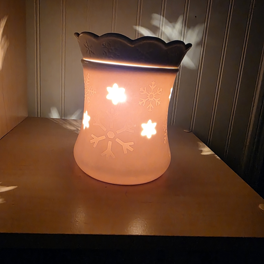 Scensty Snowflake Lg Warmer ❤️❄️💚 Perfect for Winter/ HOLIDAYS! ❄️❄️ like New !